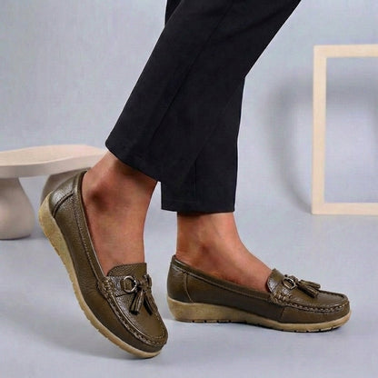 Slip-On Moccasins with Buckle and Tassel Detail for Women – Stylish & Comfortable Design