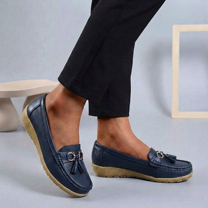 Slip-On Moccasins with Buckle and Tassel Detail for Women – Stylish & Comfortable Design