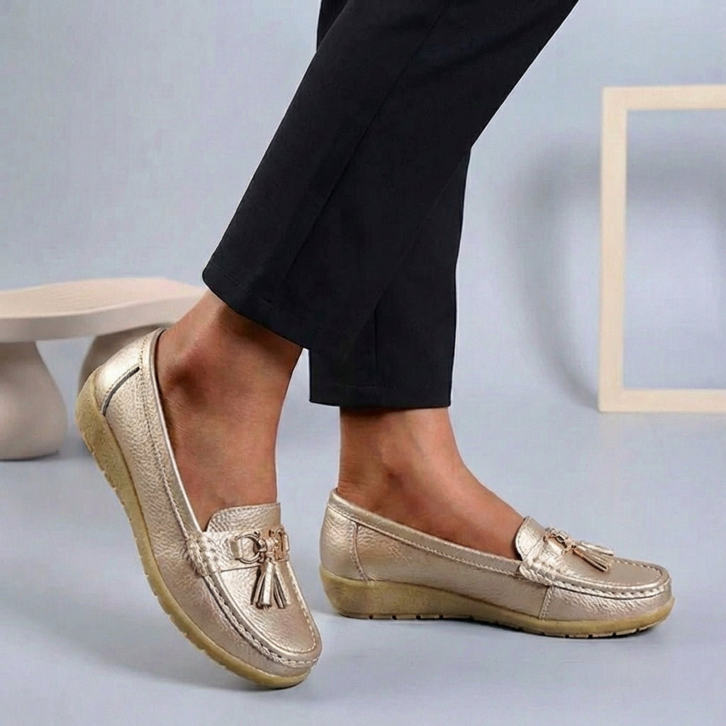 Slip-On Moccasins with Buckle and Tassel Detail for Women – Stylish & Comfortable Design