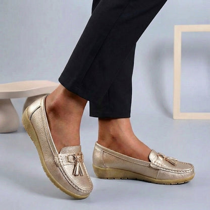 Slip-On Moccasins with Buckle and Tassel Detail for Women – Stylish & Comfortable Design