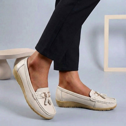 Slip-On Moccasins with Buckle and Tassel Detail for Women – Stylish & Comfortable Design