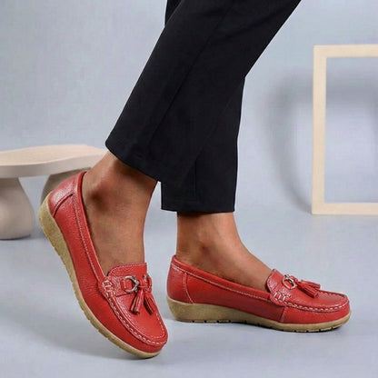 Slip-On Moccasins with Buckle and Tassel Detail for Women – Stylish & Comfortable Design