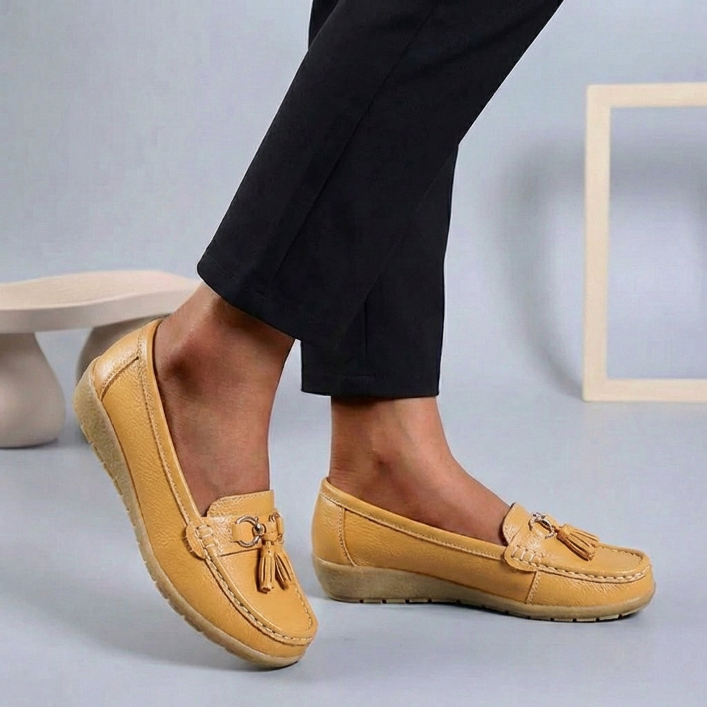 Slip-On Moccasins with Buckle and Tassel Detail for Women – Stylish & Comfortable Design