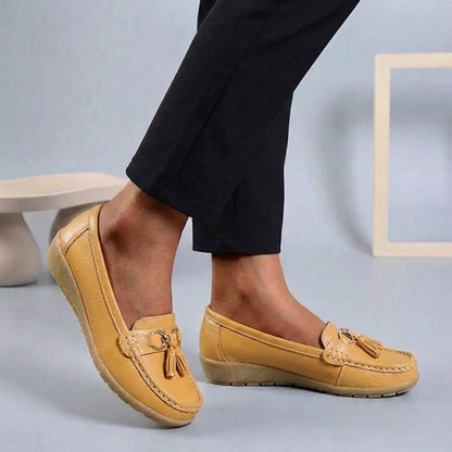 Slip-On Moccasins with Buckle and Tassel Detail for Women – Stylish & Comfortable Design